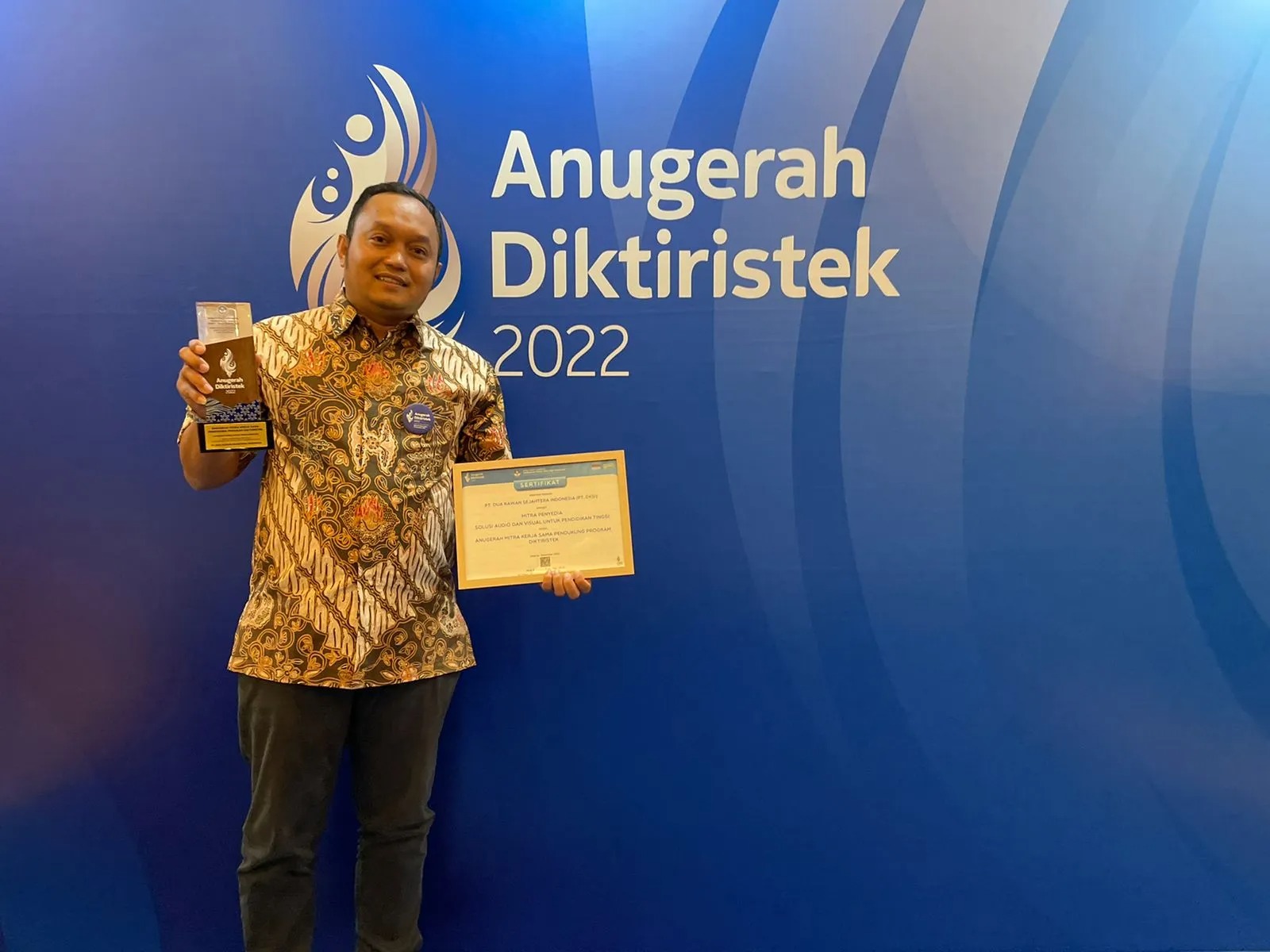 CEO PT DKSI Muhammad Yasin Pengusaha Muda Dari Kabupaten Semarang Raih Anugerah Mitra Terbaik Diktiristek
